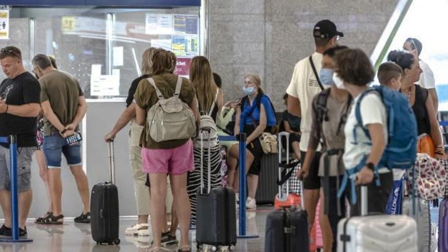 Kunden von Ryanair, die sich auf dem Flughafen Mallorca beschweren wollen.