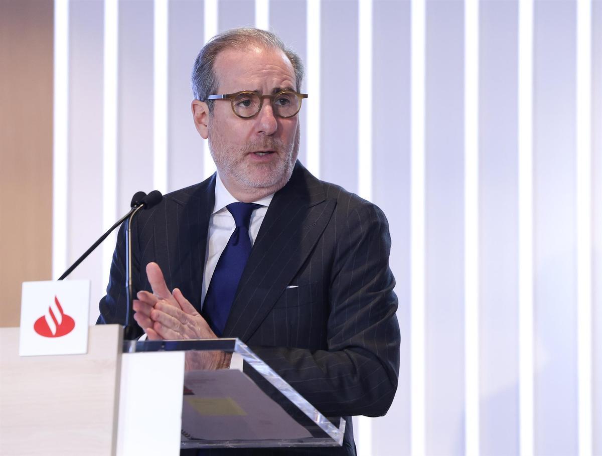 El consejero delegado de la entidad financiera, Héctor Grisi, durante una rueda de prensa, en la Ciudad del Grupo Santander, a 30 de abril de 2024, en Boadilla del Monte, Madrid (España).