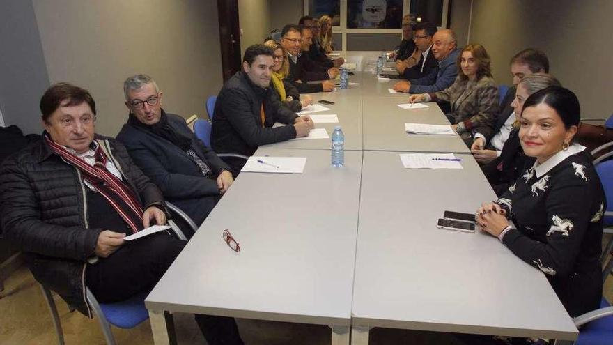 Los alcaldes y portavoces del PP del Área Metropolitana celebraron ayer una reunión en Vigo. // J. Lores