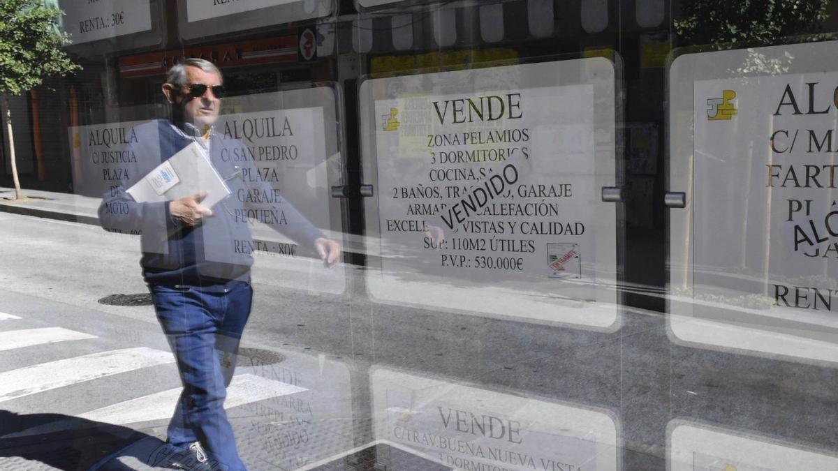 Escaparate de una inmobiliaria en la calle de la Torre