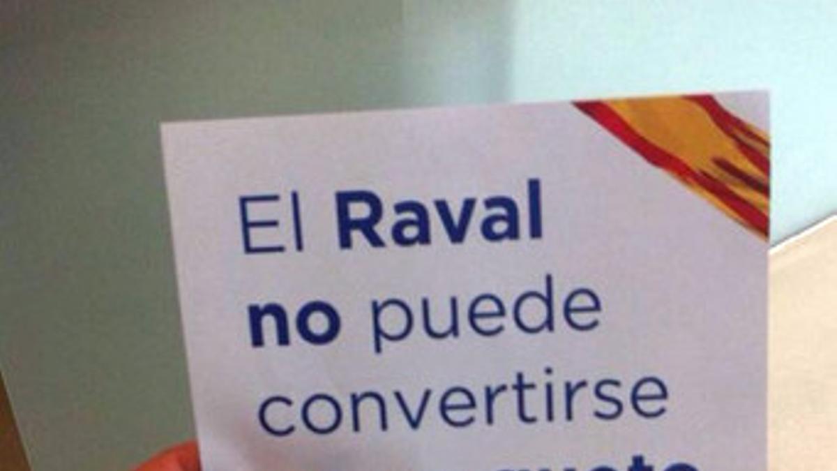 Cartel del PP en el que los conservadores advierten de que el Raval se ha convertido en un &quot;gueto islámico&quot;.