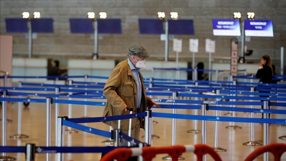 Una persona con mascarilla en el aeropuerto israelí de Ben Gurion.