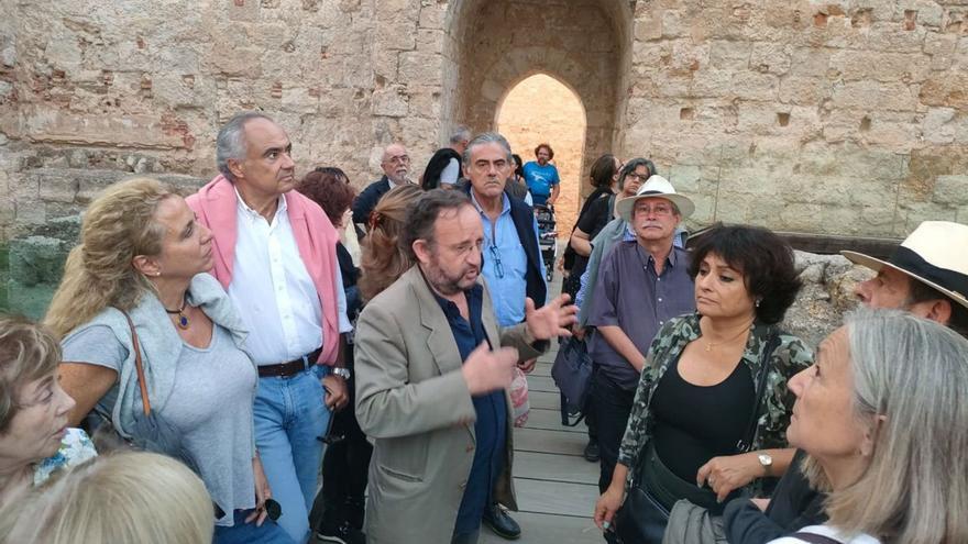 Paco Somoza junto al grupo en el Castillo. | Cedida