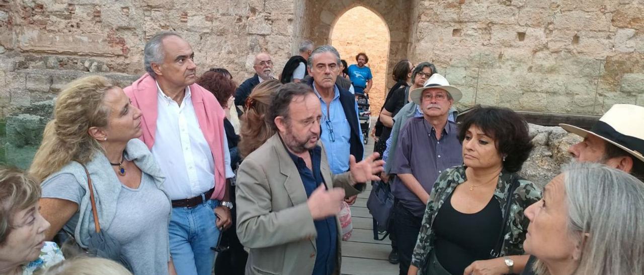 Paco Somoza junto al grupo en el Castillo. | Cedida