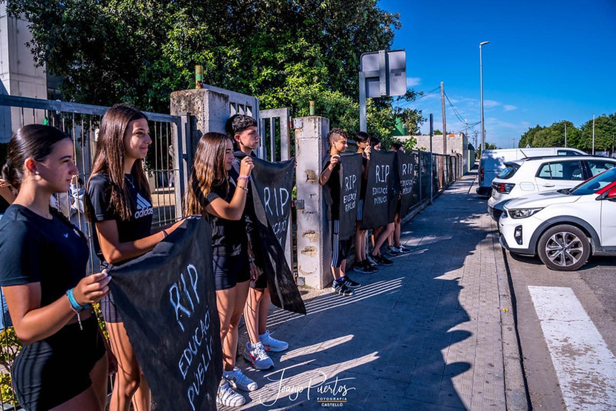 Así ha discurrido el 'entierro' por la educación pública protagonizado por docentes y familias en Castelló