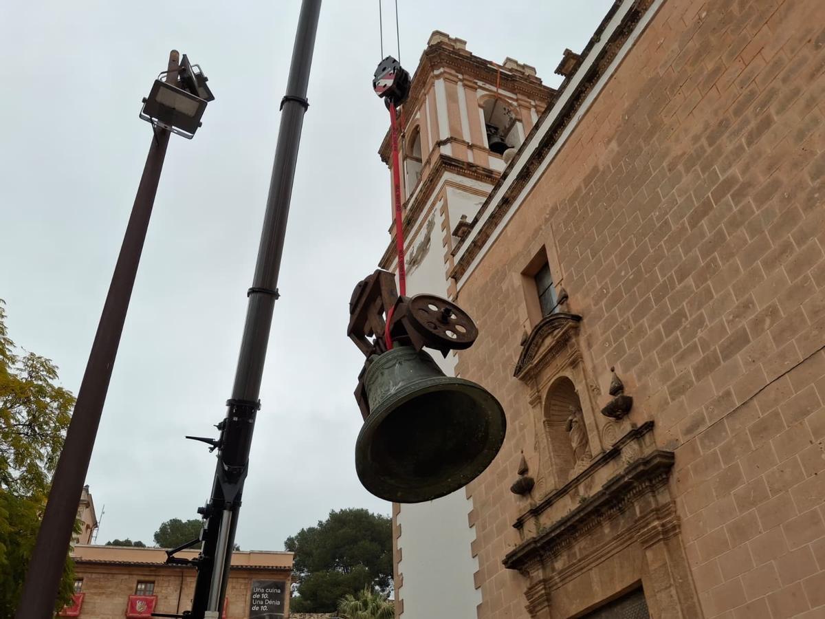 Las imágenes de un día histórico en Dénia: las campanas bajan del cielo