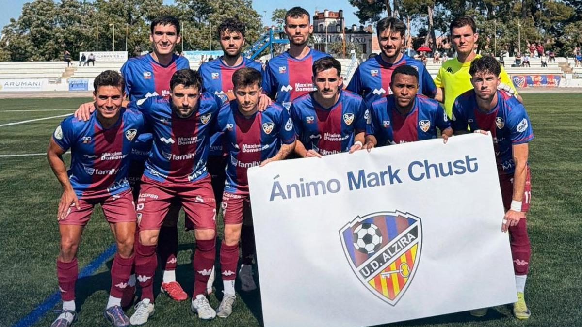 El Alzira manda ánimos a su compañero Chust, lesionado para ocho meses.
