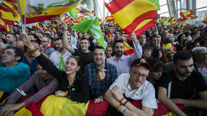 El líder nacional de Vox, Santiago Abascal, rodeado de simpatizantes que intentan fotografiarle con el móvil ayer en València.