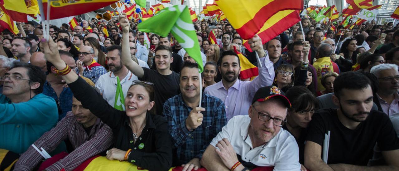 El líder nacional de Vox, Santiago Abascal, rodeado de simpatizantes que intentan fotografiarle con el móvil ayer en València.