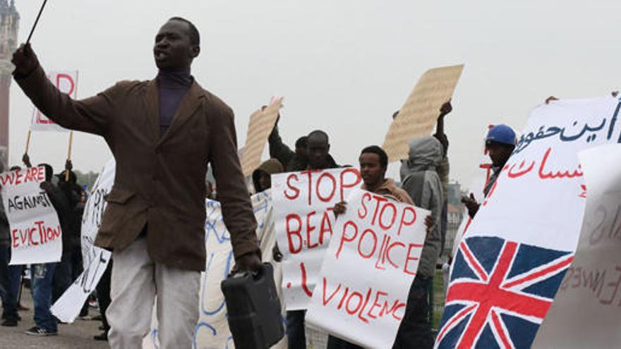 Inmigrantes protestan en Calais.