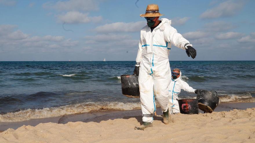 Comienzan a limpiar el vertido de fuel de las playas de Valencia