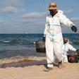 Comienzan a limpiar el vertido de fuel de las playas de Valencia