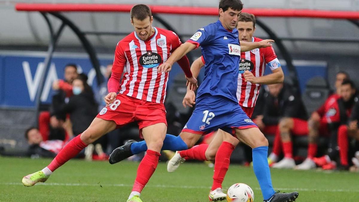 El veterano 8 Mikel San José, exjugador del Athletic, ejecuta un pase en el choque ante el Lugo. | SD AMOREBIETA