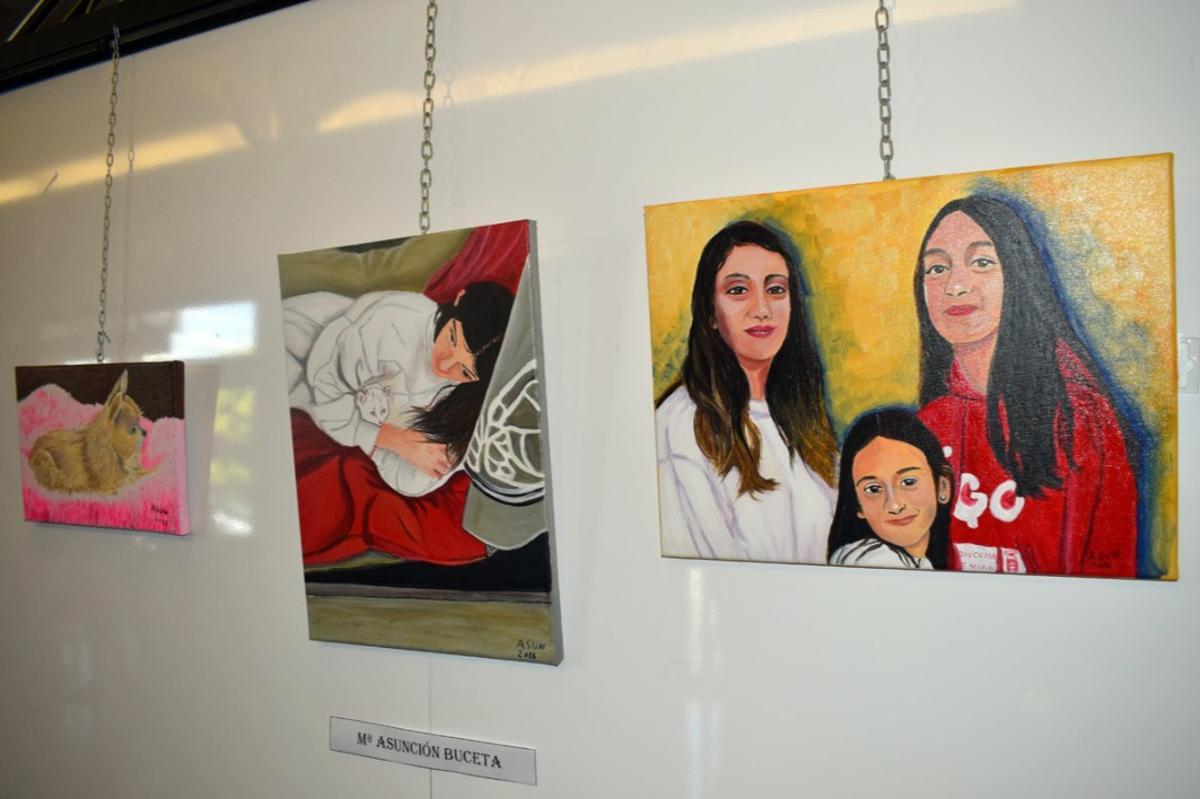 La exposición con las obras realizadas por los participantes en las clases de pintura del programa de envejecimiento activo.