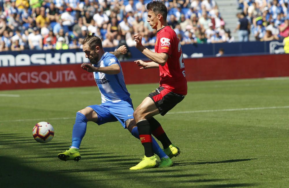 Un tanto de Leo Suárez a cinco minutos del final le da la victoria y los tres puntos al RCD Mallorca en su visita a La Rosaleda, en un duelo de aspirantes al ascenso a Primera División que comenzaban la jornada empatados a puntos.