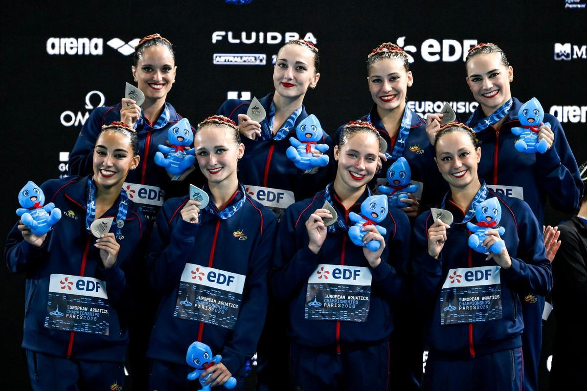 El equipo español, con Cris Arámbula arriba a la izquierda, posa con la plata tras la final de equipo libre en París.