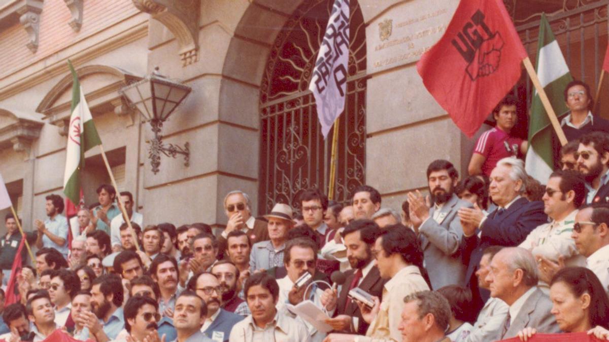 Concentración del 1 de Mayo del año 1979, con la presencia de Julio Anguita.