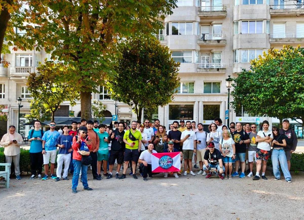 La comunidad de Pokemon GO viguesa en una quedada en la Plaza de Compostela