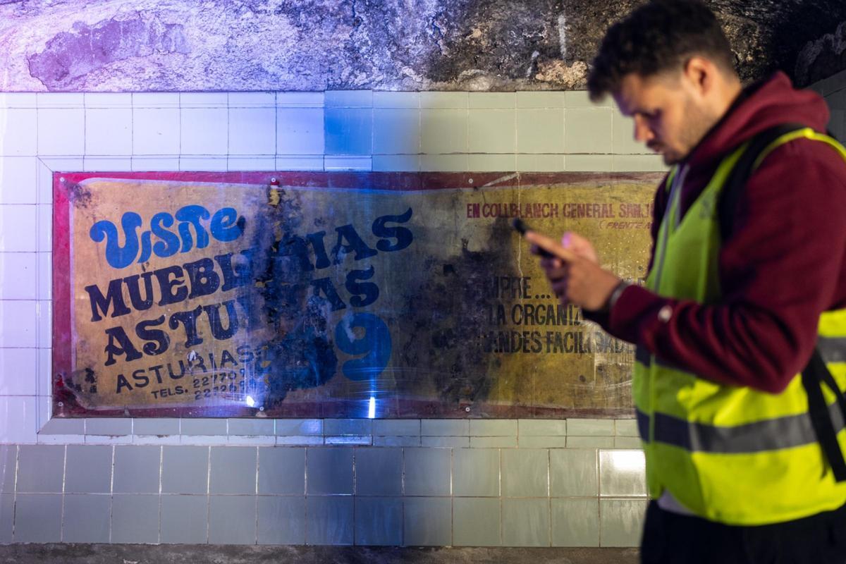 &quot;Visite muebles Asturias&quot;, reza un viejo anuncio de la abandonada estación fantasma de Correos.