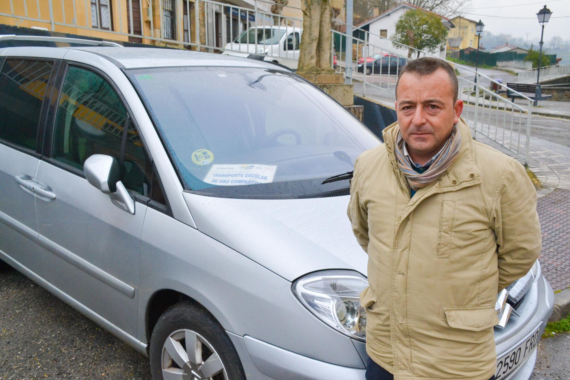 Diego Caturla con su taxi en San Julián de Bimenes.