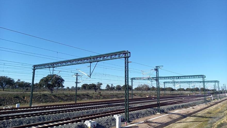 Un desprendimiento suspende casi tres horas la circulación en la línea Mérida-Los Rosales