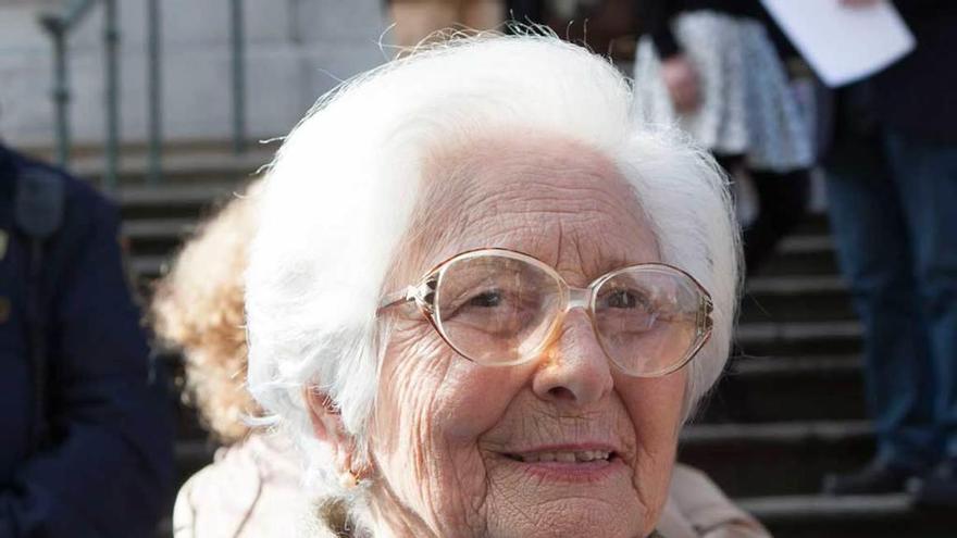 La octogenaria sierense Clavelina García, con una camiseta contra el impuesto de sucesiones.