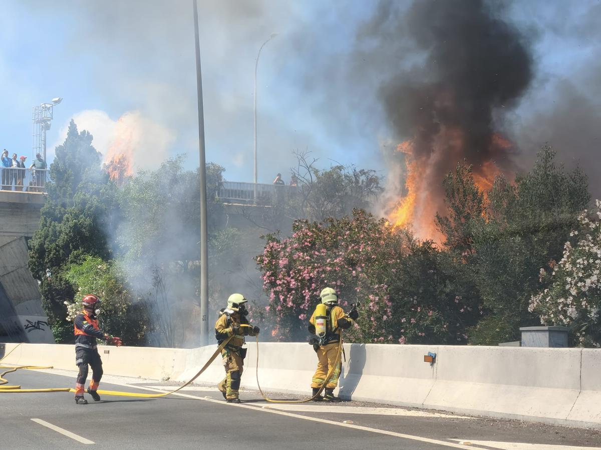 Bombers de Palma sofocan las llamas en el poblado de chabolas situado junto a la Vía de Cintura.