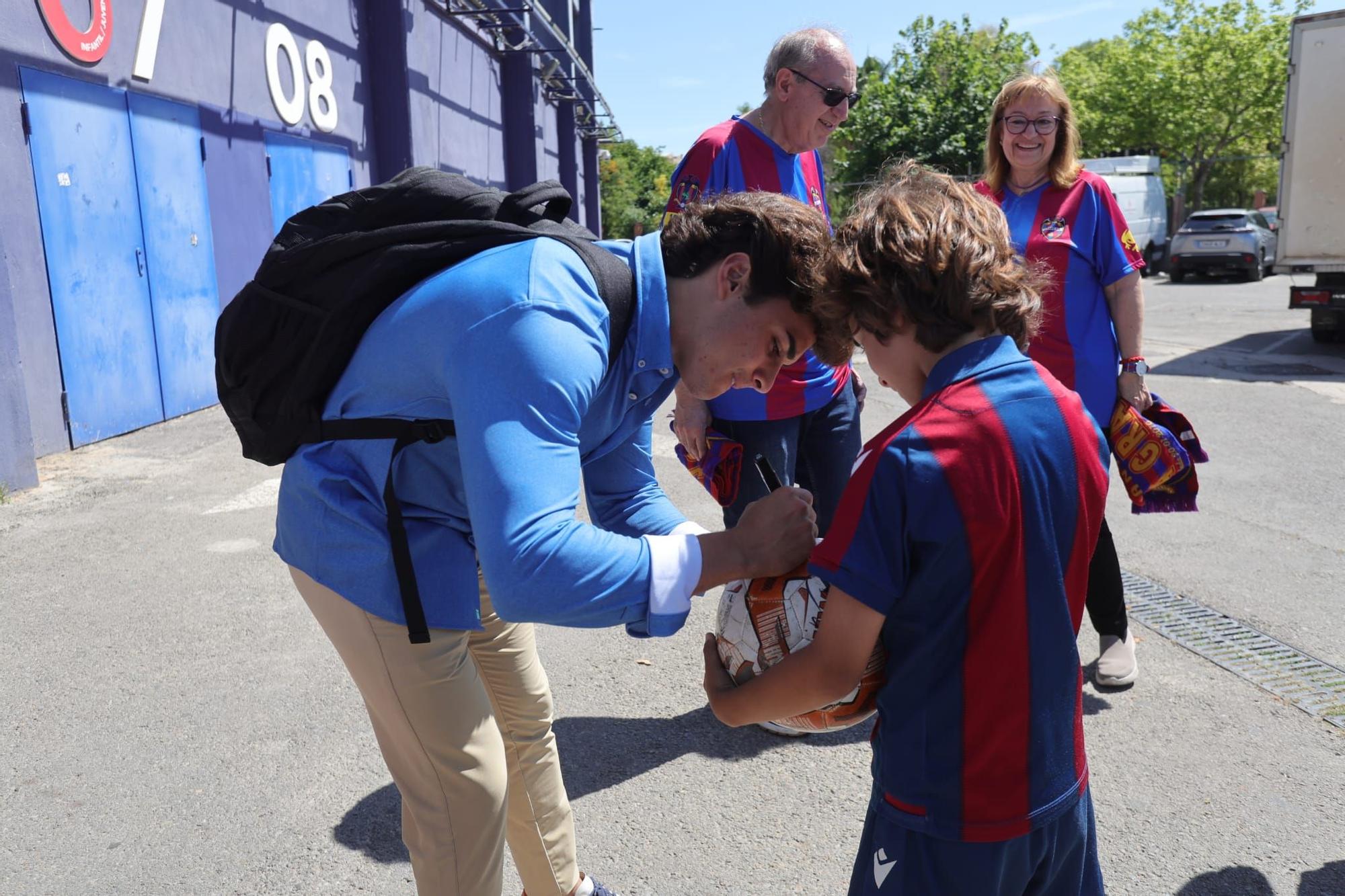 Algunos aficionados desean suerte al Levante UD antes de viajar a Buegos