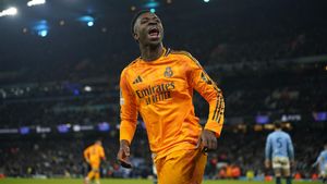 Vinicius celebra uno de los goles del Real Madrid en Manchester ante el City en el partido de Champions League