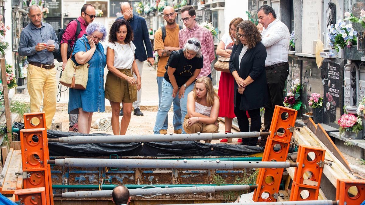 La vicepresidenta de la Diputación de València, Natàlia Enguix (en cuclillas), durante la visita a la exhumación de los restos de una fosa común.