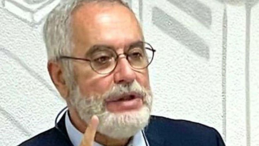 The construction denounces “the betrayal of Tenerife” by the “noists” of the South train