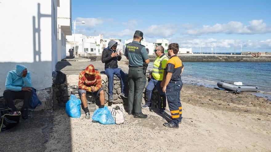 Cuatro magrebíes llegan en una neumática a Caleta de Famara (Lanzarote)