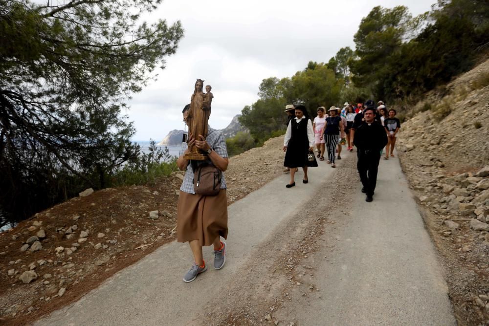 A la procesión marinera se sumaron decenas de personas y varias embarcaciones