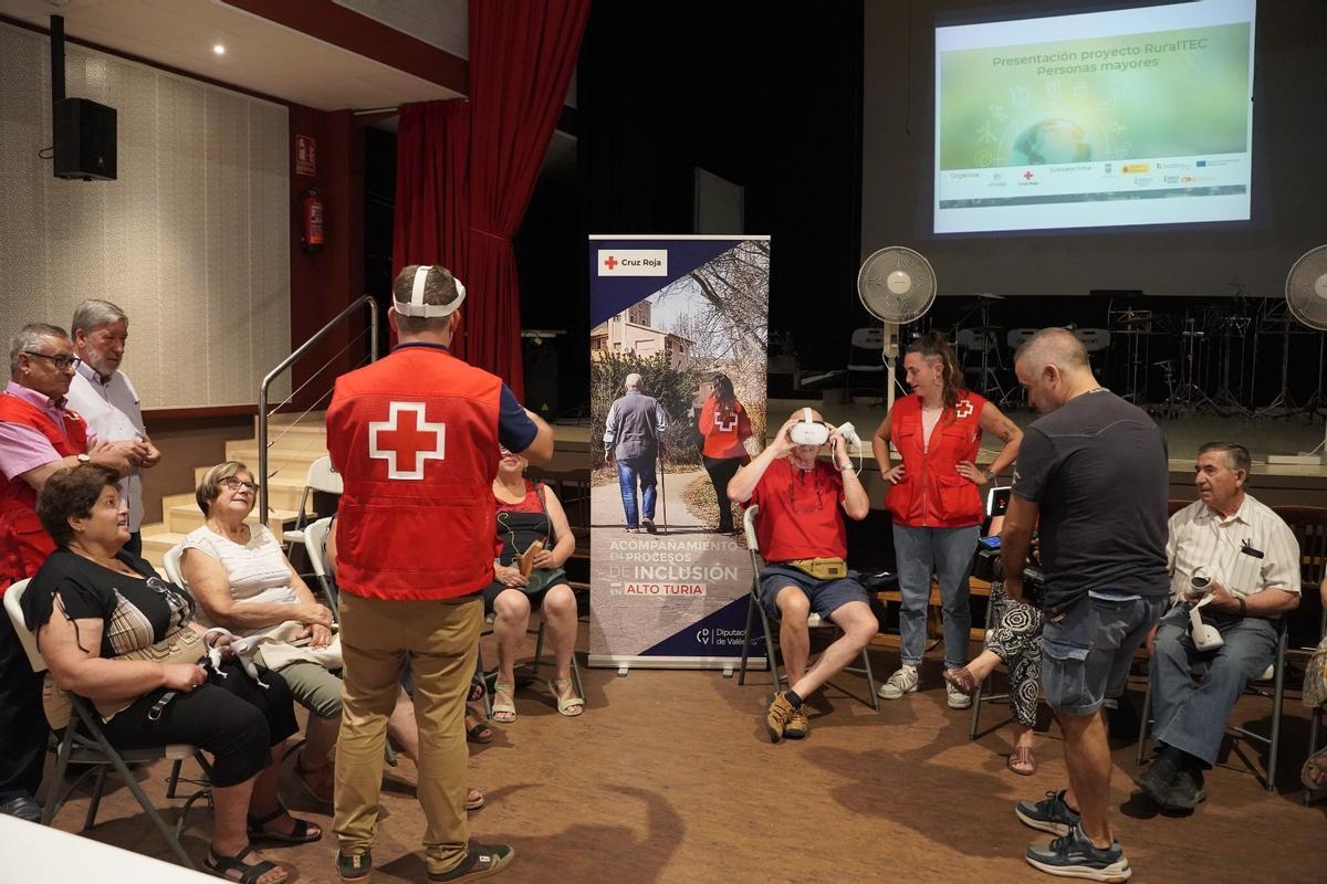 Cruz Roja muestra la realidad virtual a las personas mayores.