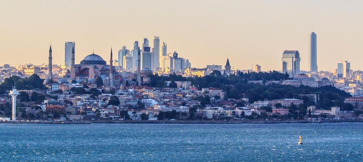 Panorámica reciente de Estambul, la ciudad más poblada de Europa, que se hunde 2 mm cada año. Panorámica reciente de Estambul, la ciudad más poblada de Europa, que se hunde 2 mm cada año.