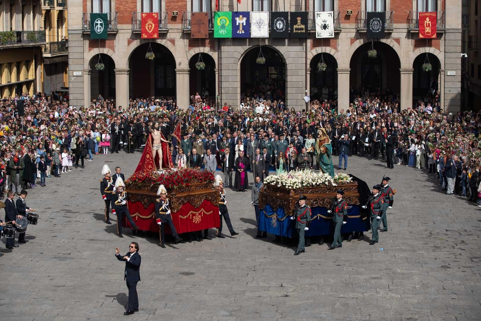 GALERÍA | Así ha sido el encuentro de Jesús Resucitado y su madre en la Plaza Mayor