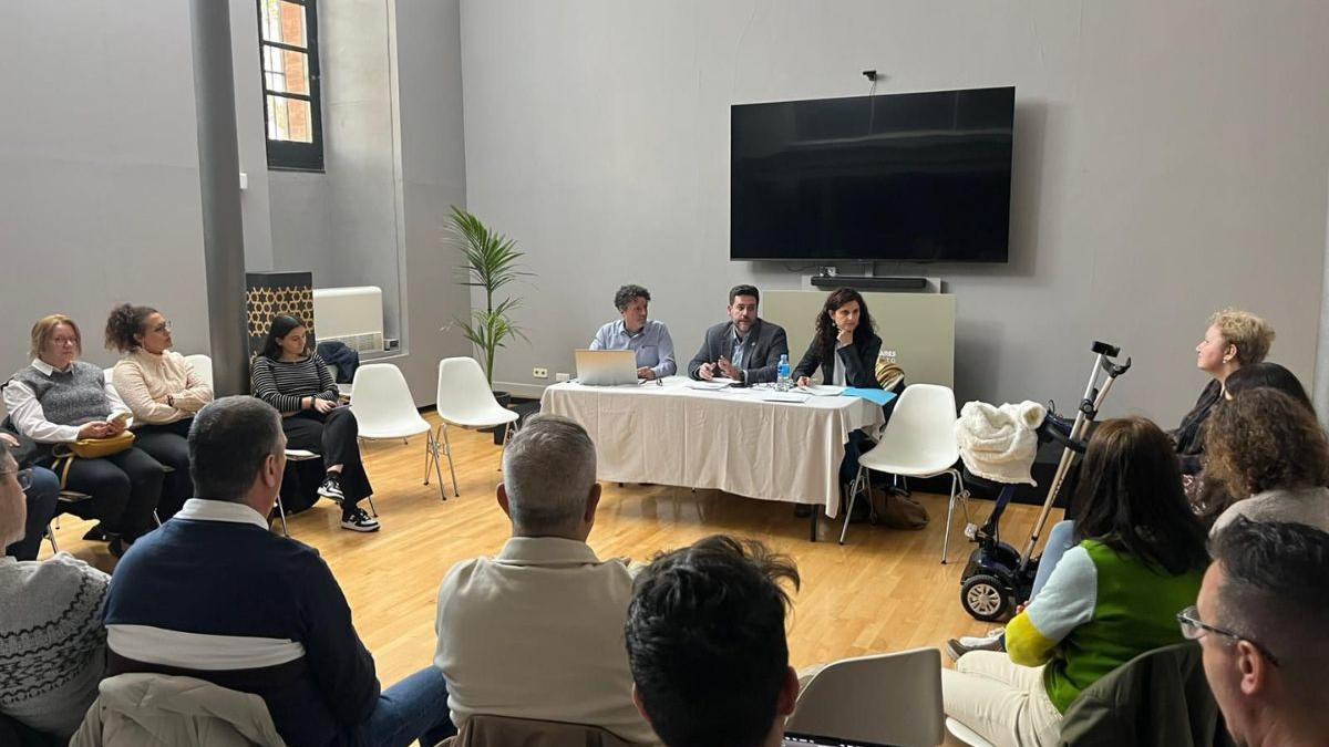 Las asociaciones participantes en la Semana de la Diversidad reunidas con el concejal de Igualdad y Diversidad, Santiago Alonso y la concejala de Participación Ciudadana, Esther de Andrés