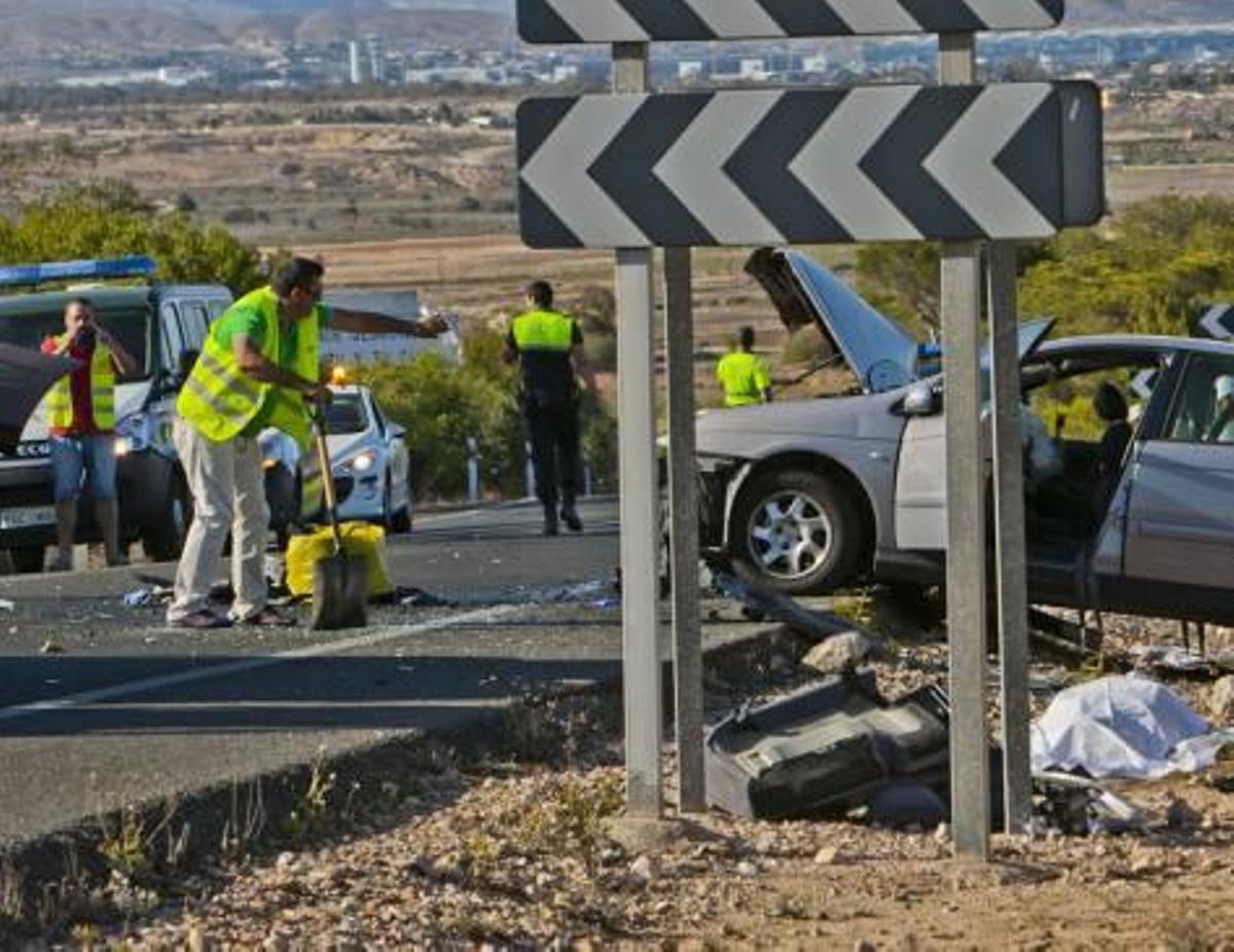 Una fallecida y cinco heridos en un choque frontal en la N-332 en Santa ...