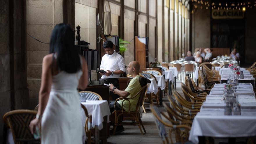 Archivo - Un camarero atiende a una mesa en la plaza Real de Barcelona, a 15 de junio de 2022, en Barcelona, Catalunya (España)