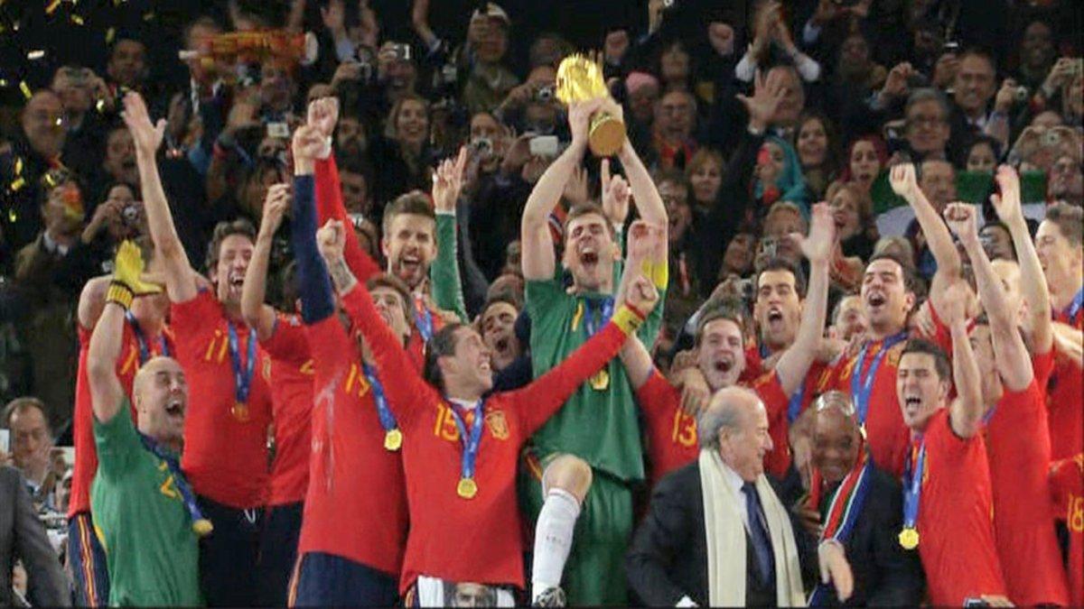 Iker Casillas levantando el trofeo como campeones del Mundial de fútbol de Sudáfrica 2010