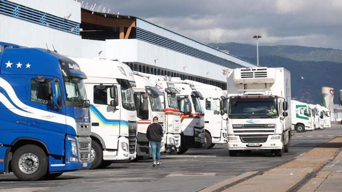 Camiones en la zona de la lonja de O Berbés, en Vigo.