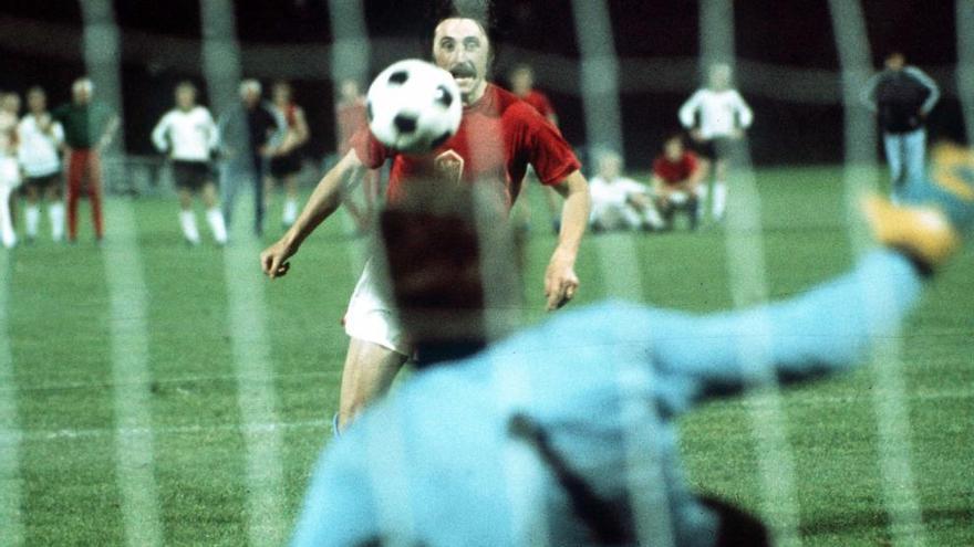 Momento en el que Panenka dispara a portería en la final de 1976.