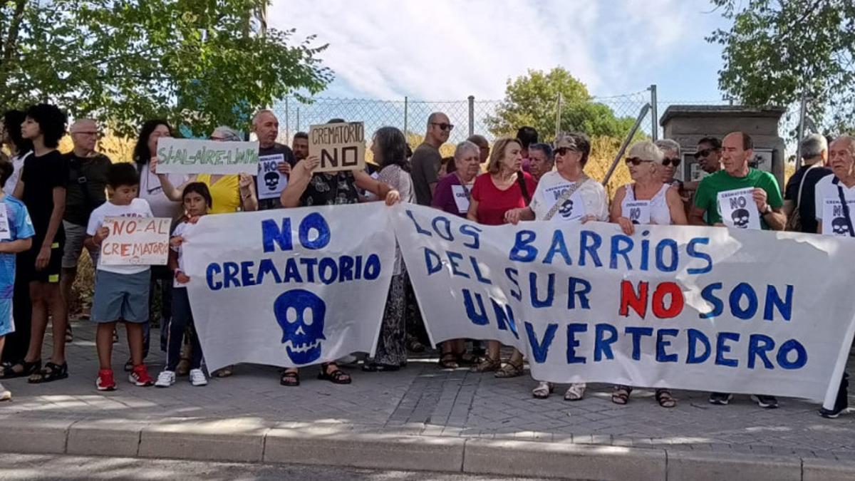 Vecinos del barrio de Usera protestan por el crematorio en una imagen de archivo.