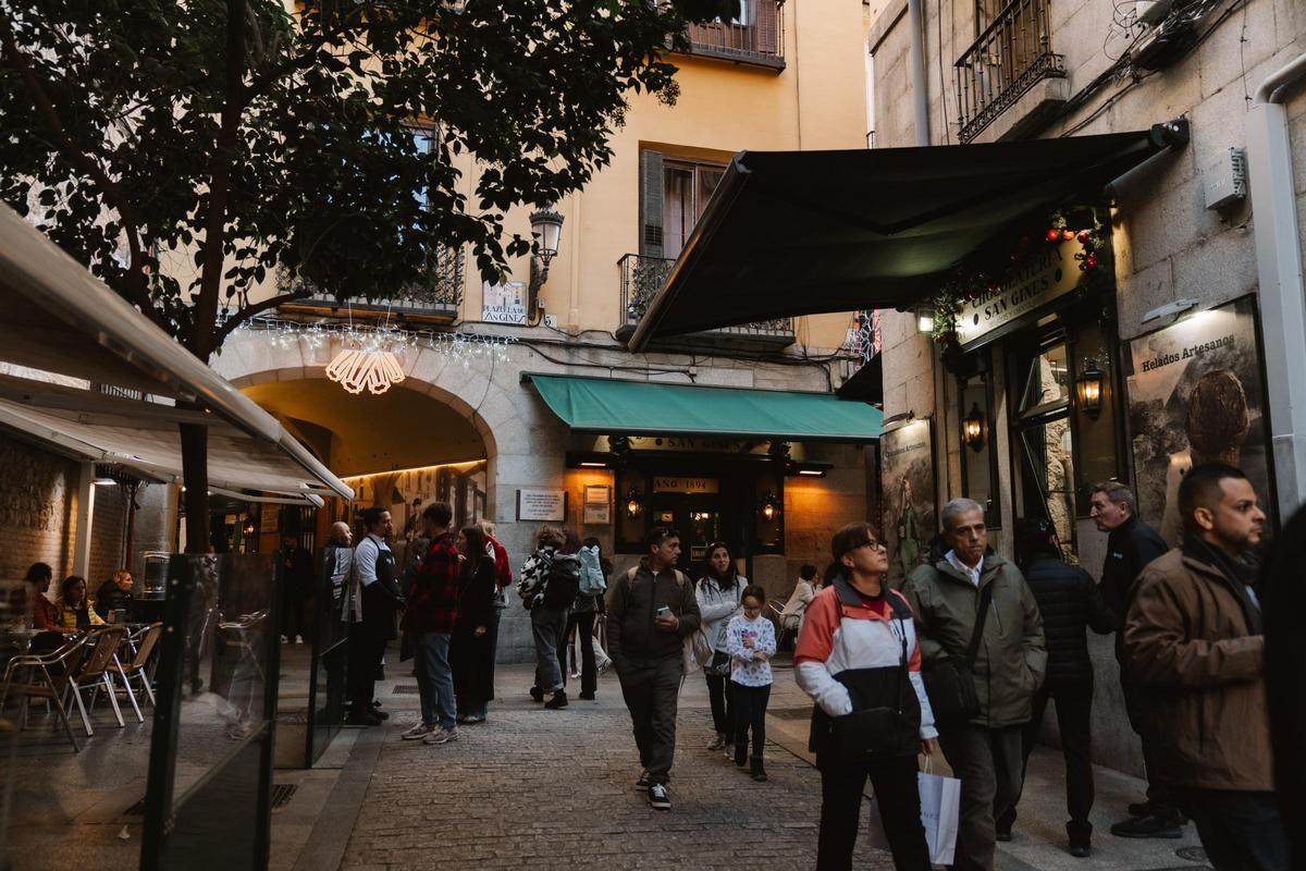 Vista de la Plazuela de San Ginés, alrededor de la que se han abierto seis tiendas de la marca de chocolate con churros.