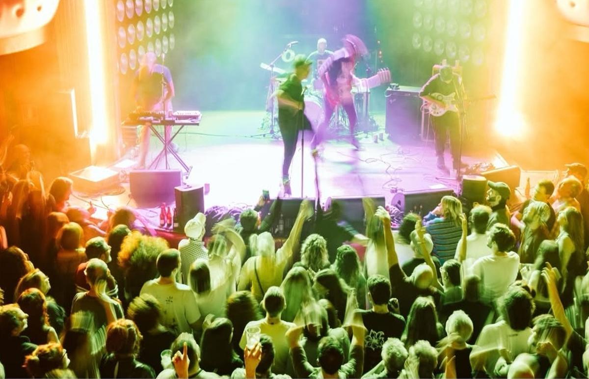 La banda convirtió la sala Oasis de Zaragoza en una irreverencia continua.