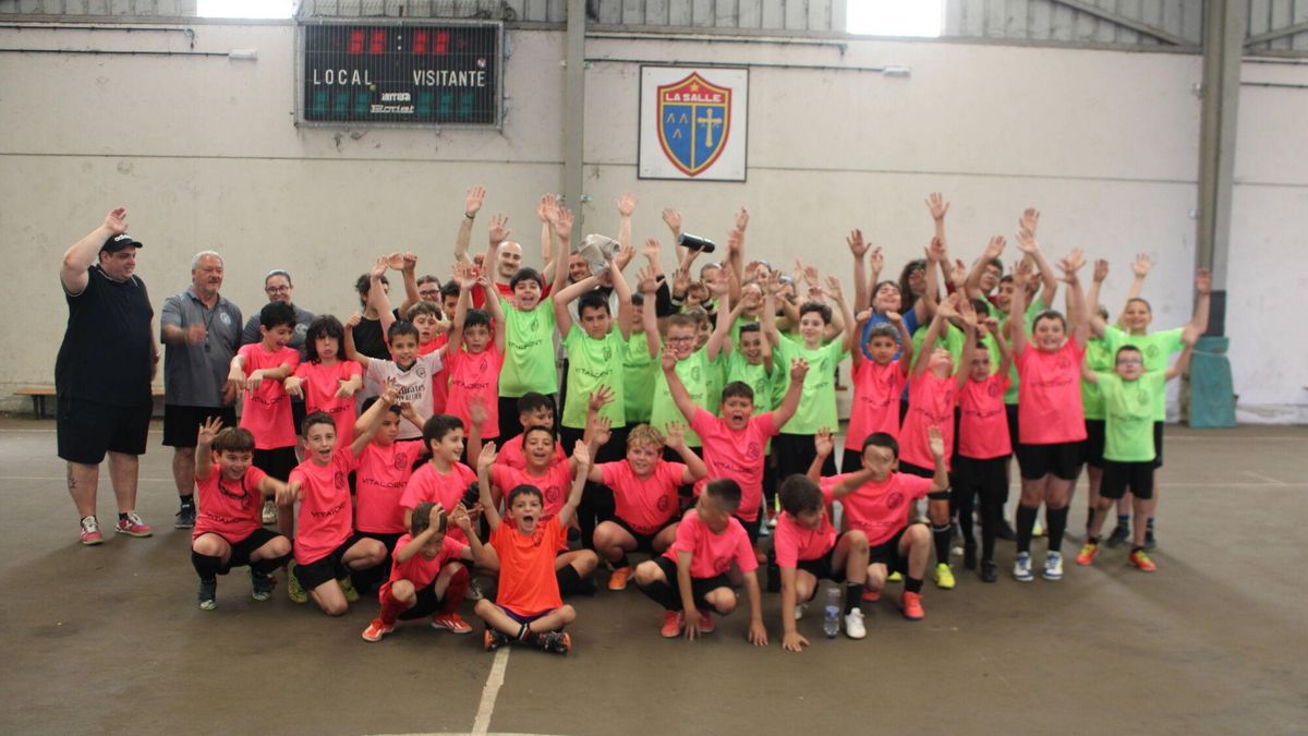 Los participantes en el campus del Racing de Mieres con entrenadores y monitores de Branque, durante la actividad.