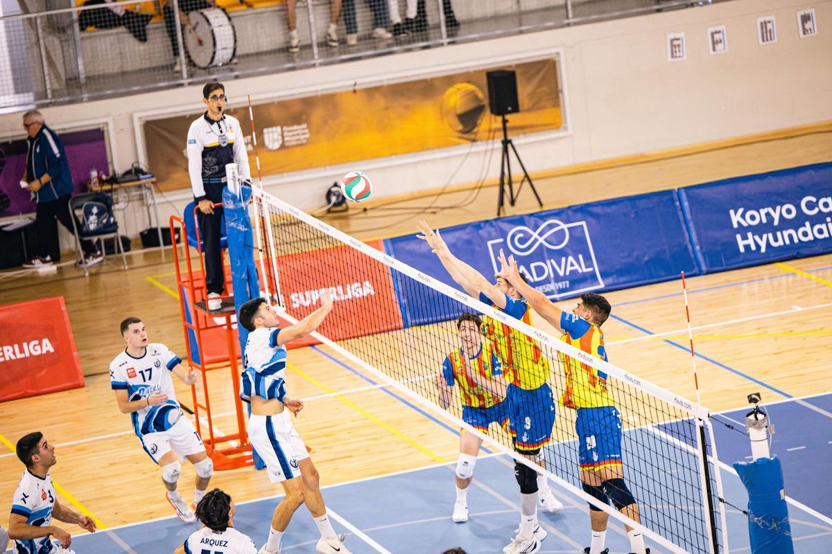 Léleman Conqueridor y CV Melilla en el partido de Nou Moles