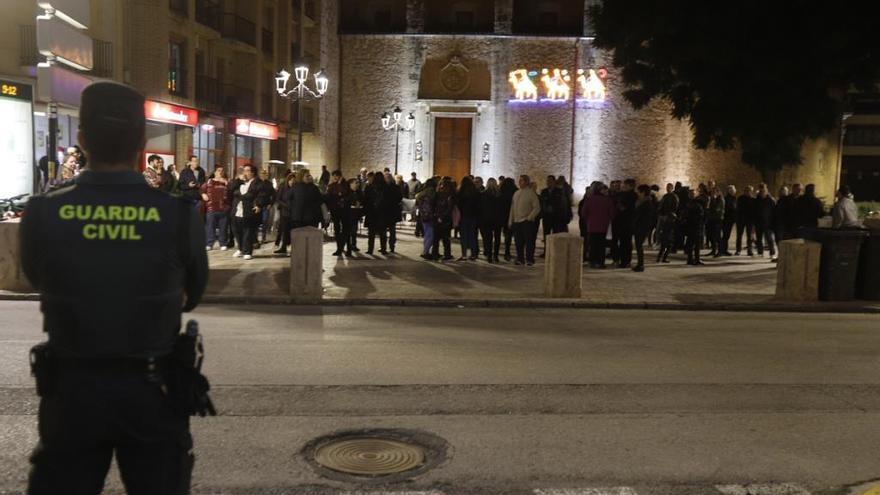 Un agente de la Guardia Civil frente al Ayuntamiento de Carcaixent, el lunes.