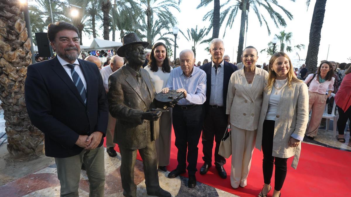 Alicante rinde homenaje al pintor Emilio Varela con una escultura en la Explanada