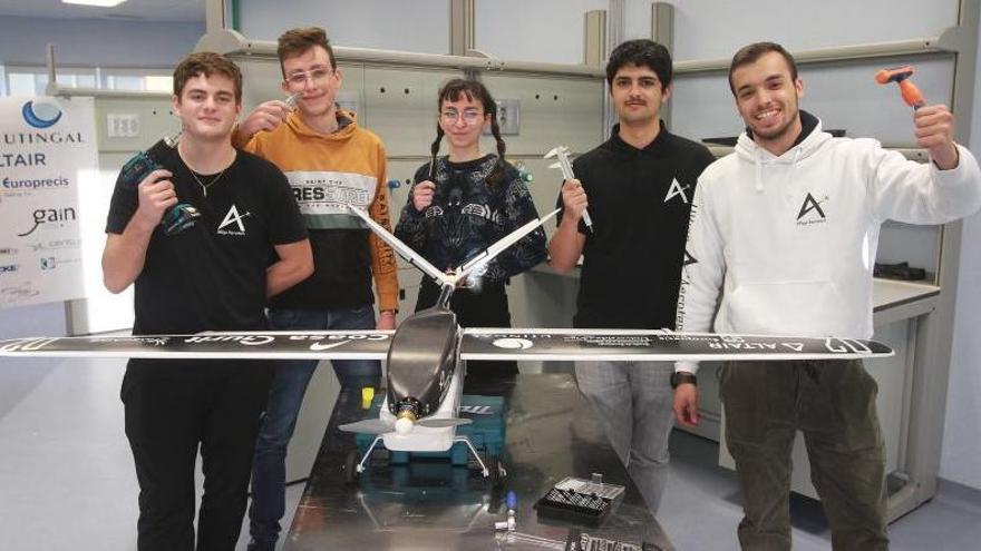 Estudiantes de Aeronáutica Aeroespacial de Ourense muestran orgullosos un dron de competición.